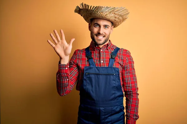 Jovem Agricultor Rural Homem Vestindo Babete Geral Chapéu Rural Sobre — Fotografia de Stock