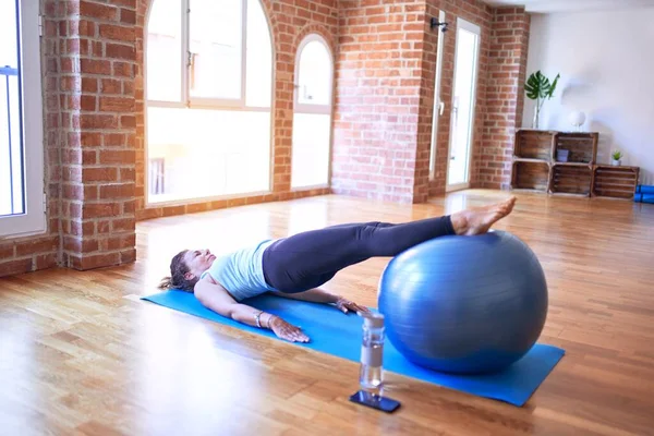 Schöne Sportlerin Mittleren Alters Die Glücklich Lächelt Übungen Mit Fitnessball — Stockfoto