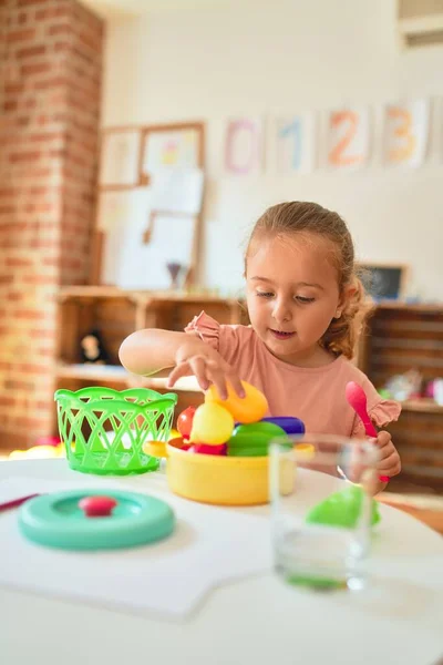Piękna Blondynka Maluch Dziewczyna Gra Posiłki Pomocą Plastikowego Jedzenia Przedszkolu — Zdjęcie stockowe