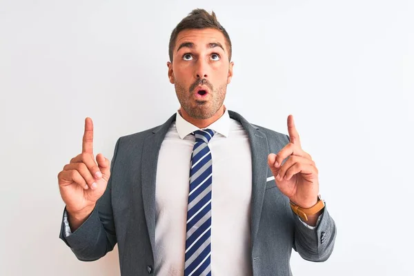 Joven Hombre Negocios Guapo Vistiendo Traje Corbata Sobre Fondo Aislado —  Fotos de Stock