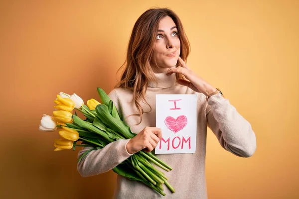 Mooie Brunette Vrouw Met Liefde Moeder Boodschap Tulpen Vieren Moeders — Stockfoto