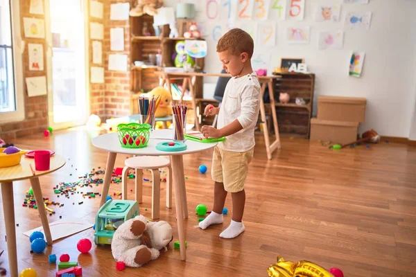 Schöne Blonde Kleinkind Zeichnen Mit Digitaler Tafel Viel Spielzeug Kindergarten — Stockfoto