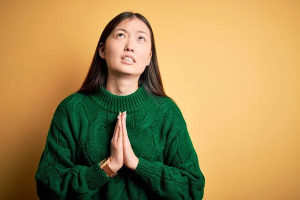 Jonge Mooie Aziatische Vrouw Dragen Groene Winter Trui Gele Geïsoleerde — Stockfoto