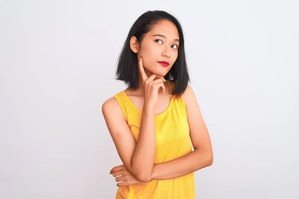 Jonge Chinese Vrouw Met Een Geel Casual Shirt Een Geïsoleerde — Stockfoto