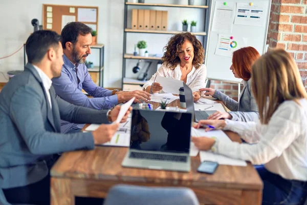 Grupp Företagsarbetare Som Arbetar Tillsammans Sitter Skrivbordet Med Hjälp Laptop — Stockfoto