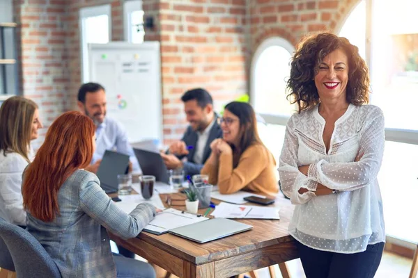 Grupo Trabajadores Empresariales Que Trabajan Juntos Edad Media Hermosa Mujer —  Fotos de Stock