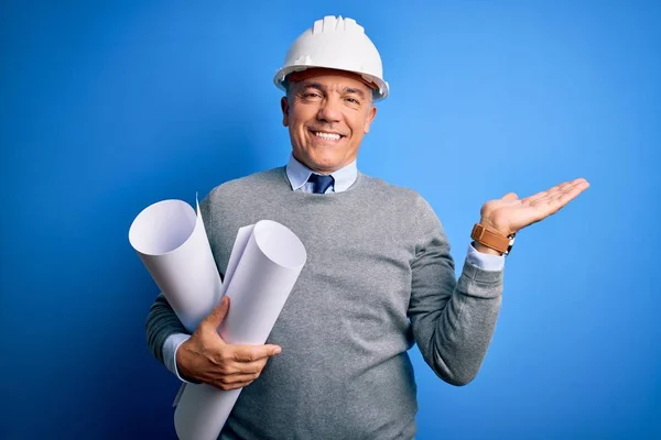 Μεσήλικας Όμορφος Γκριζομάλλης Αρχιτέκτονας Φορώντας Κράνος Ασφαλείας Κρατώντας Σχέδια Χαμογελώντας — Φωτογραφία Αρχείου
