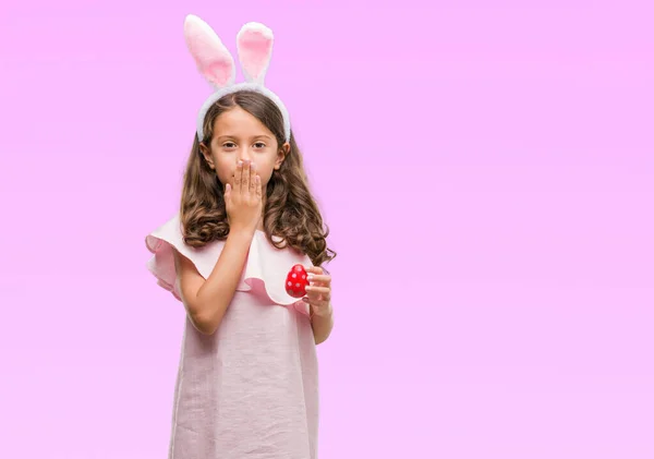 Brunette Spaanse Meisje Dragen Pasen Konijn Oren Cover Mond Met — Stockfoto