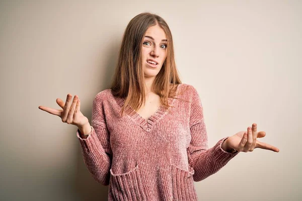 Junge Schöne Rothaarige Frau Trägt Rosa Lässigen Pullover Über Isolierten — Stockfoto