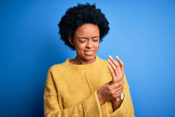 Young Beautiful African American Afro Woman Curly Hair Wearing Yellow — Stock Photo, Image