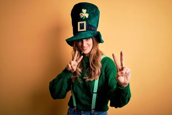 Güzel Esmer Kadın Yeşil Şapkalı Yoncalı Aziz Patrick Günü Kutluyor — Stok fotoğraf