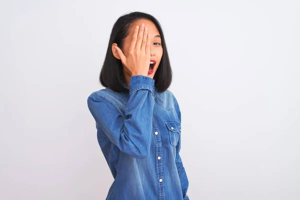 Jonge Mooie Chinese Vrouw Draagt Denim Shirt Staan Geïsoleerde Witte — Stockfoto