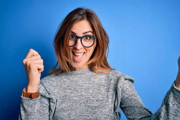 Giovane Bella Donna Bruna Indossa Maglione Casual Occhiali Sfondo Blu — Foto Stock