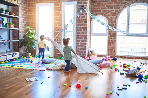 Adorables Niños Pequeños Jugando Con Tipi Alrededor Muchos Juguetes Jardín —  Fotos de Stock