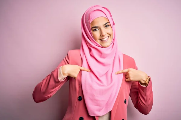 Joven Chica Hermosa Con Hijab Musulmán Pie Sobre Fondo Rosa — Foto de Stock