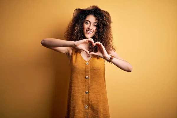 Beautiful Brunette Woman Vacation Curly Hair Piercing Wearing Hat Dress — 스톡 사진