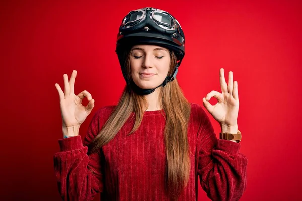 Jovem Mulher Motociclista Ruiva Bonita Vestindo Capacete Moto Sobre Fundo — Fotografia de Stock