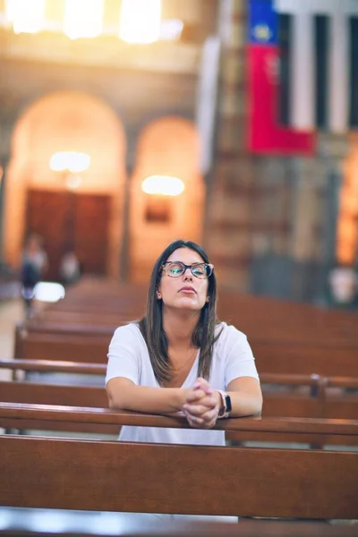 Joven Hermosa Mujer Rezando Rodillas Banco Iglesia —  Fotos de Stock