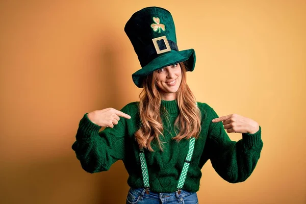 Hermosa Mujer Morena Vistiendo Sombrero Verde Con Trébol Celebrando Santo — Foto de Stock