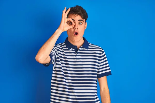 Tiener Jongen Draagt Casual Shirt Staan Blauw Geïsoleerde Achtergrond Doen — Stockfoto