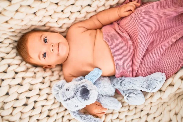 可爱的婴儿躺在家里沙发上的毛毯上 新生儿的放松和休息与泰迪熊舒适 — 图库照片