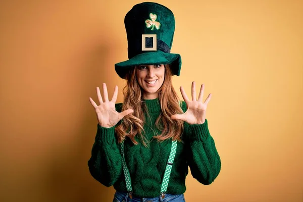 Güzel Esmer Kadın Yeşil Şapkalı Yonca Takmış Aziz Patrick Günü — Stok fotoğraf