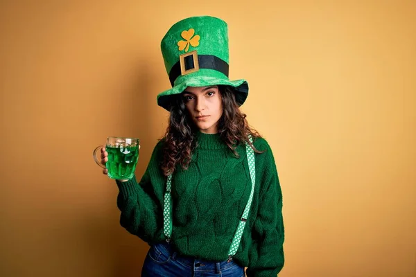 Mooie Krullend Haar Vrouw Dragen Hoed Drinken Pot Van Groene — Stockfoto