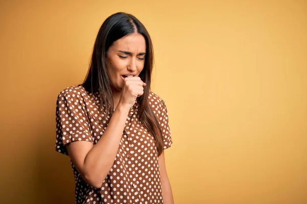 Giovane Bella Donna Bruna Indossa Camicia Casual Sfondo Giallo Isolato — Foto Stock