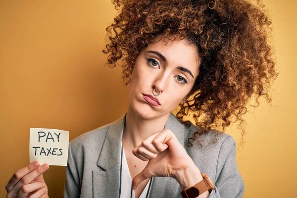 Joven Mujer Negocios Con Cabello Rizado Sosteniendo Pagar Impuestos Recordatorio —  Fotos de Stock