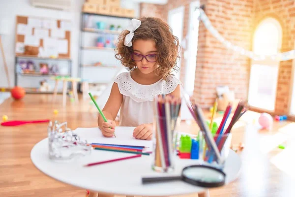 Bellissimo Bambino Che Indossa Occhiali Seduto Disegno Utilizzando Carta Matite — Foto Stock