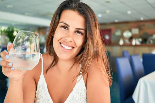 Young Beautiful Woman Sitting Restaurant Enjoying Summer Vacation Drinking Glass — Stockfoto