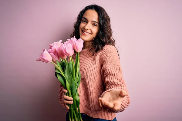 Fiatal Gyönyörű Romantikus Göndör Haj Gazdaság Csokor Rózsaszín Tulipán Mosolygós — Stock Fotó