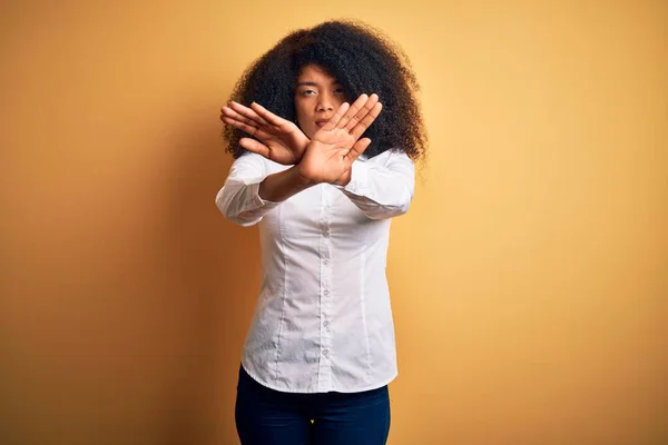 Young Beautiful African American Elegant Woman Afro Hair Standing Yellow — Stock Photo, Image