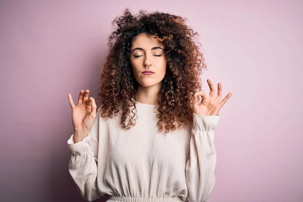 Mooie Vrouw Met Krullend Haar Piercing Dragen Casual Trui Roze — Stockfoto