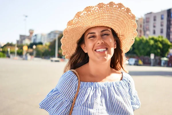 Jeune Belle Femme Souriante Heureuse Marche Dans Les Rues Ville — Photo