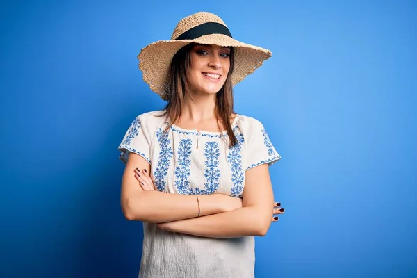 Junge Schöne Brünette Frau Lässigem Shirt Und Sommermütze Über Blauem — Stockfoto