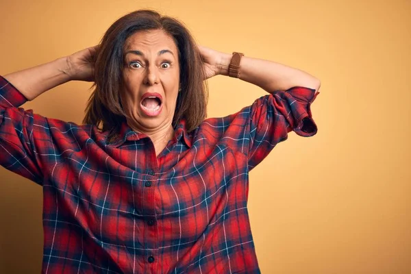 Mulher Bonita Meia Idade Vestindo Camisa Casual Sobre Fundo Amarelo — Fotografia de Stock