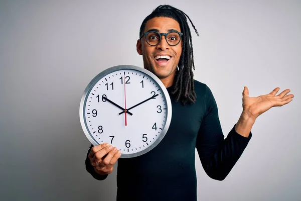 Young African American Afro Man Doing Countdown Holding Bic Clock — ストック写真