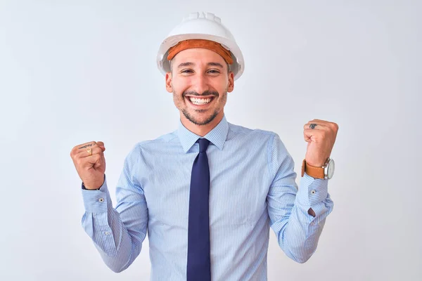 Giovane Uomo Affari Indossa Casco Sicurezza Appaltatore Sfondo Isolato Celebrando — Foto Stock