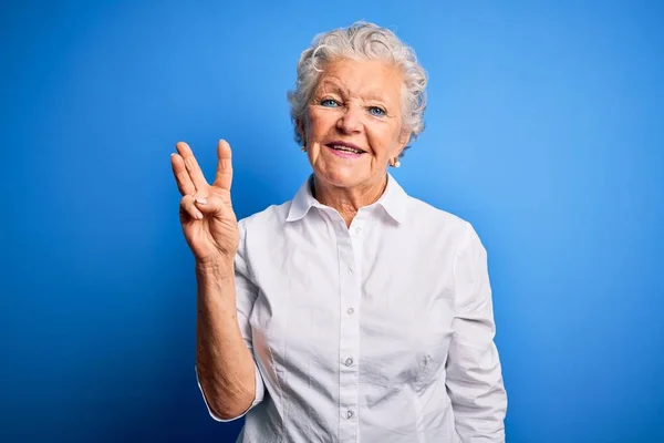 Senior Schöne Frau Trägt Elegantes Hemd Vor Isoliertem Blauen Hintergrund — Stockfoto