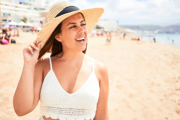 Joven Hermosa Mujer Sonriendo Feliz Disfrutando Vacaciones Verano Playa —  Fotos de Stock