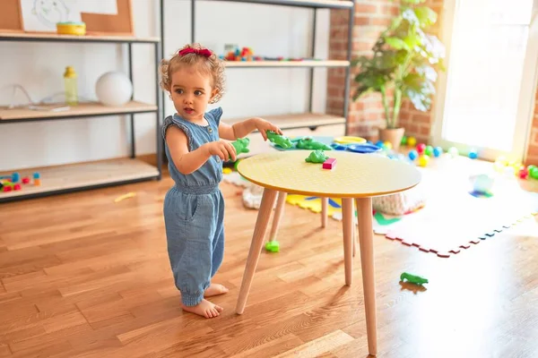 Schöne Kaukasische Säugling Spielt Mit Spielzeug Bunten Spielzimmer Fröhlich Und — Stockfoto