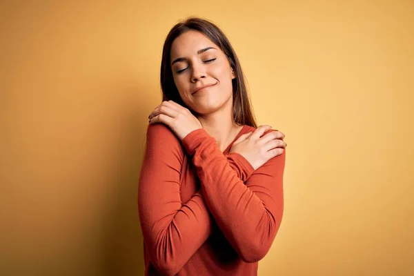 Ung Vacker Brunett Kvinna Bär Casual Shirt Stående Över Gul — Stockfoto