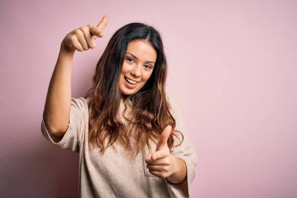 Jovem Bela Mulher Morena Vestindo Camisola Casual Sobre Fundo Rosa — Fotografia de Stock