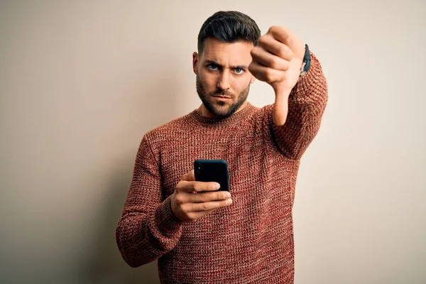 Giovane Bell Uomo Che Conversazione Utilizzando Smartphone Sfondo Bianco Con — Foto Stock