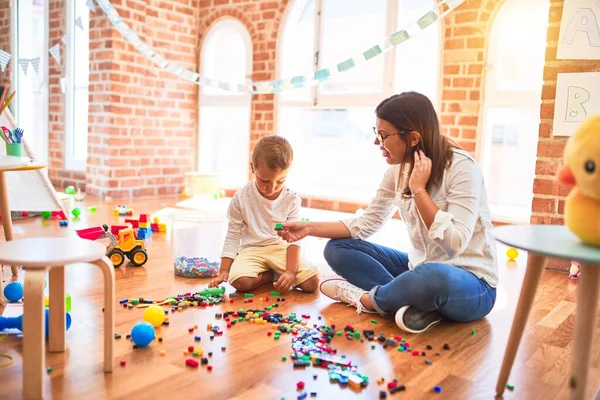 Schöne Lehrerin Und Kleinkind Spielen Kindergarten Mit Bauklötzen Jede Menge — Stockfoto