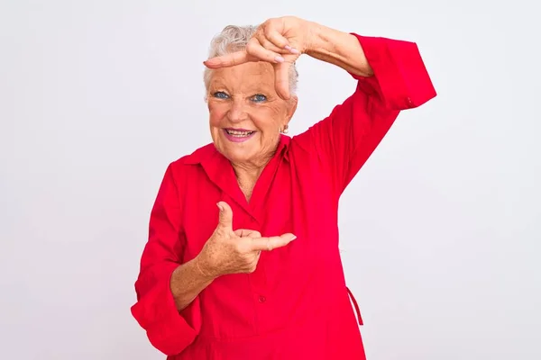 Senior Mulher Cabelos Grisalhos Vestindo Camisa Casual Vermelho Sobre Fundo — Fotografia de Stock