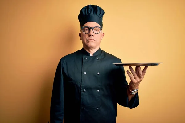 Mesero Guapo Pelo Gris Mediana Edad Que Usa Uniforme Cocina —  Fotos de Stock