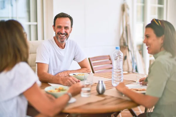 Bela Família Sentada Terraço Comendo Alimentos Falando Sorrindo — Fotografia de Stock