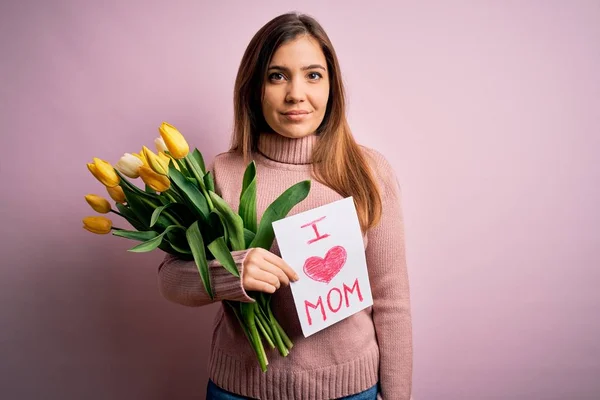 Mulher Bonita Segurando Papel Com Amor Mãe Mensagem Tulipas Celebrando — Fotografia de Stock